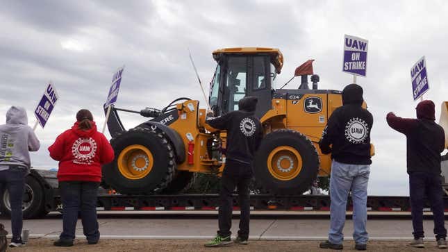 Image for article titled 10,000 John Deere Union Workers Make Historic Gains, Ending Five-Week Strike