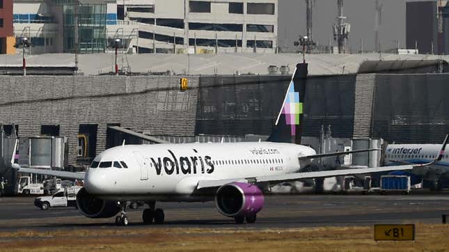 Ein Flugzeug der mexikanischen Fluggesellschaft Volaris ist am 17. Januar 2018 am internationalen Flughafen Benito Juárez in Mexiko-Stadt zu sehen. Die mexikanische Fluggesellschaft Volaris hat 80 Airbus A320-Flugzeuge im Wert von insgesamt 9,3 Milliarden US-Dollar bestellt. Die Auslieferung erfolgt im Laufe der nächsten acht Jahre, teilte die mexikanische Regierung am 16. Januar mit.