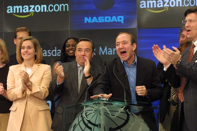 Jeff Bezos sonne la cloche du Nasdaq le 7 septembre 2001, quatre ans après le lancement de l’introduction en bourse de la société. 