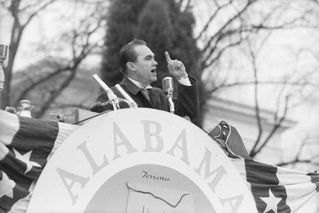 Der Gouverneur von Alabama, George C. Wallace, verspricht in seiner Antrittsrede 1963 „Segregation jetzt, Segregation morgen, Segregation für immer“. Im Juni 1963 blockierte Wallace die Tür zu einem Gebäude der University of Alabama, um die gerichtlich angeordnete Einschreibung zweier schwarzer Studenten zu verhindern, bis ihn Bundesmarschälle zum Rücktritt zwangen. Er wurde schnell zu einem Symbol des Widerstands gegen die Integration. In späteren Jahren bekundete Wallace öffentlich Reue für seine Taten und erklärte, dass er im Herzen nie ein Rassist gewesen sei.