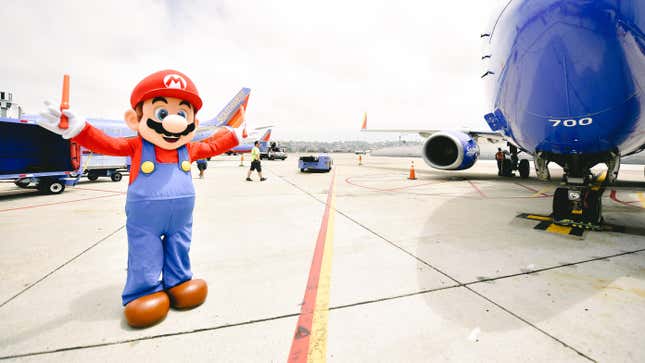 Personaje de videojuego Mario en un aeropuerto