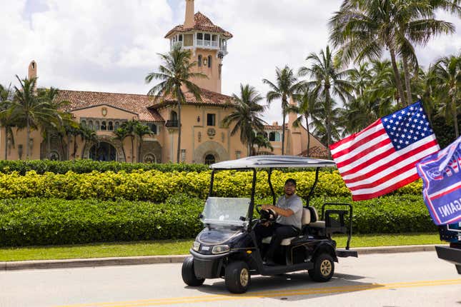 Ein Sicherheitsbeamter patrouilliert am 14. Juli 2024 außerhalb von Mar-A-Lago in Palm Beach, Florida.