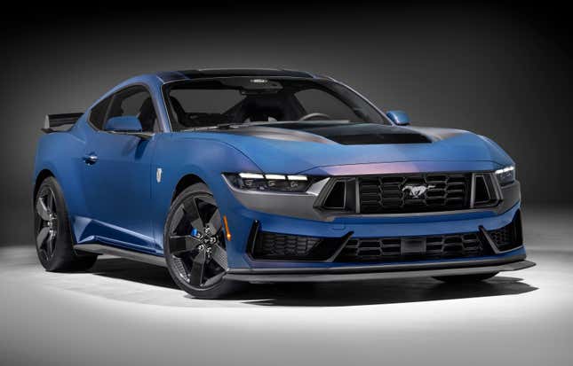 Vue 3/4 avant d’une Ford Mustang bleue