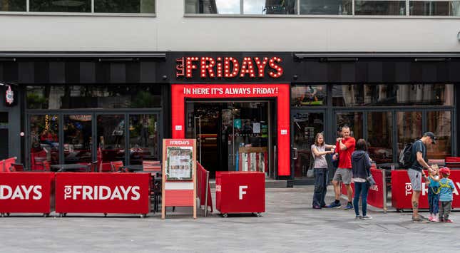 Un restaurante TGI Fridays en Leicester Square en Londres. 
