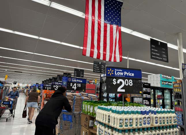 Image for article titled Walmart warns price hikes are coming as earnings take a hit from tariffs
