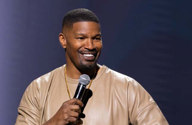 Bild für Artikel mit dem Titel Jamie Foxx erhebt Anklage. Wie wurde Jamie Foxx‘ Geburtstag ruiniert? In den sozialen Medien wird Jamie Foxx als verflucht angesehen. Jamie Foxx spricht über Diddy-Verschwörungen und mehr. Neuigkeiten zu Jamie Foxx