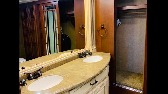 Image for article titled Bret Michaels's $170,000 Disinfected Tour RV Can Be My New Tiny Home