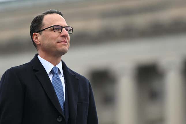 Josh Shapiro nimmt an seiner Vereidigung als Gouverneur von Pennsylvania am 17. Januar 2023 im State Capitol Building in Harrisburg, Pennsylvania, teil.