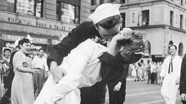 Image for article titled VA Reverses &#39;Ban&#39; on Photo of Sailor Kissing Woman During World War II After Backlash