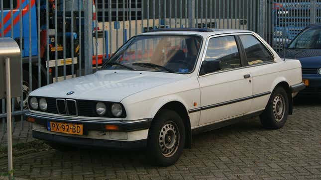 Un BMW 318i blanco de 1986