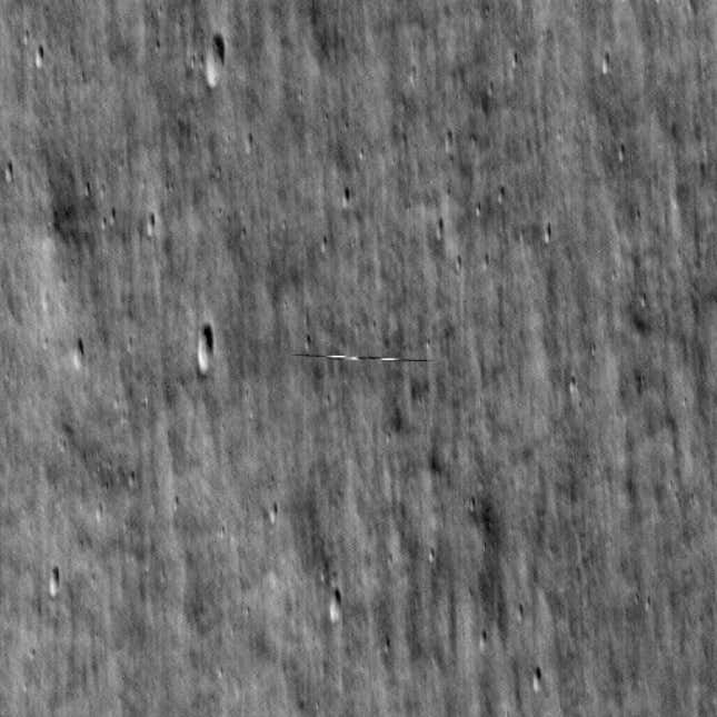 Imagen para el artículo titulado El Orbitador Lunar de la NASA captura una visión borrosa de una nave espacial separada alrededor de la Luna
