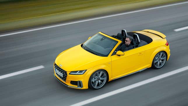 Un roadster Audi TTS jaune sur la route