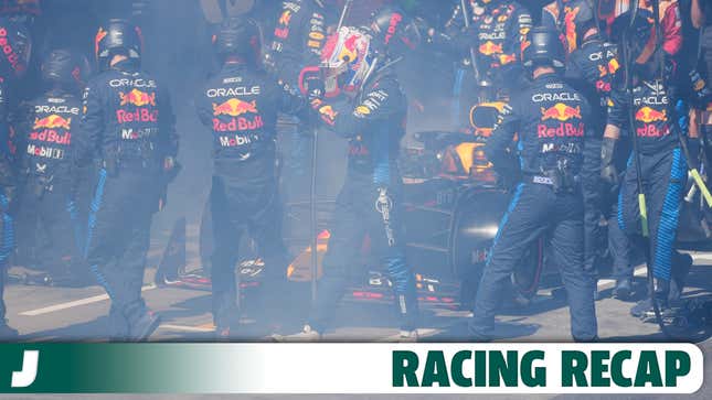 El piloto holandés de Red Bull Racing, Max Verstappen, sale de su auto humeante después de retirarse durante el Gran Premio de Australia de Fórmula Uno en Albert Park Circuito en Melbourne el 24 de marzo, 2024. 