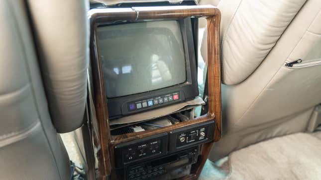 Image for article titled This Chevrolet Suburban Is So '90s It Hurts
