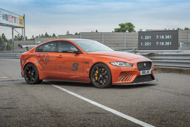 Vue 3/4 avant d’une Jaguar XE SV orange Projet 8