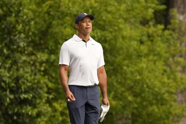 6. April 2023;  Augusta, Georgia, USA;  Tiger Woods beobachtet seinen Schlag auf dem zweiten Fairway während der ersten Runde des Masters-Golfturniers.