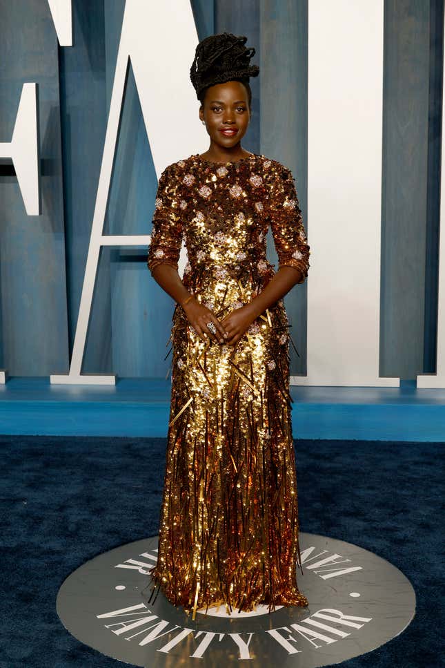  Lupita Nyong’o nimmt an der Vanity Fair-Oscarparty 2022 teil, die von Radhika Jones im Wallis Annenberg Center for the Performing Arts am 27. März 2022 in Beverly Hills, Kalifornien, veranstaltet wird.