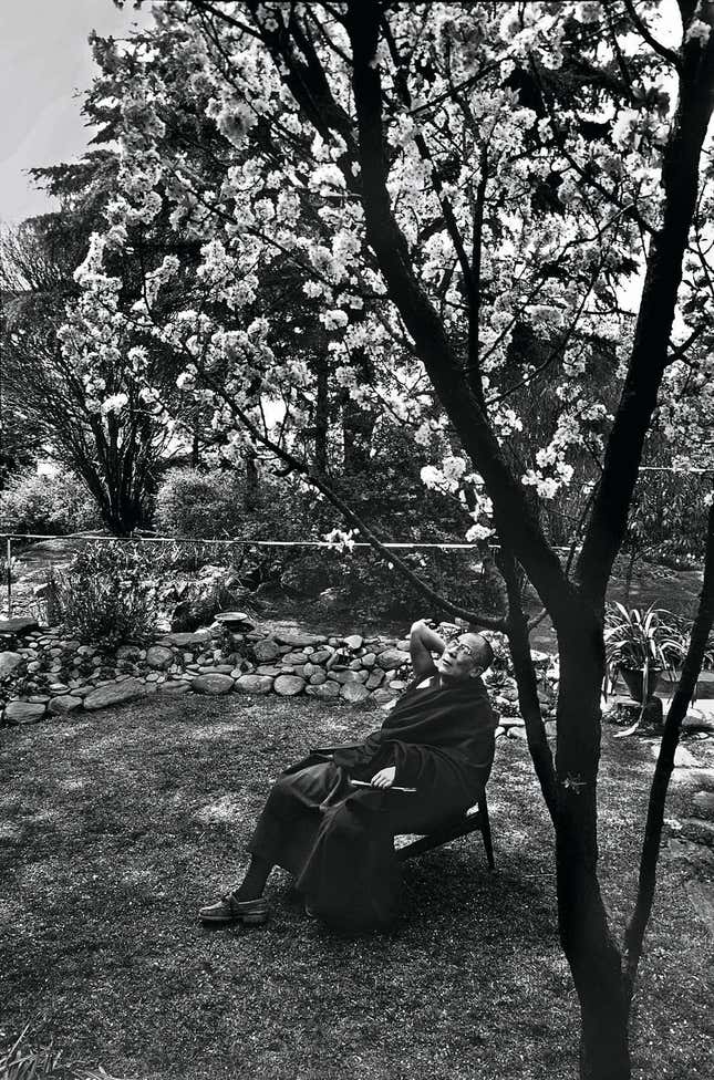 Image for article titled The Dalai Lama’s everyday life captured by India’s most iconic photojournalist