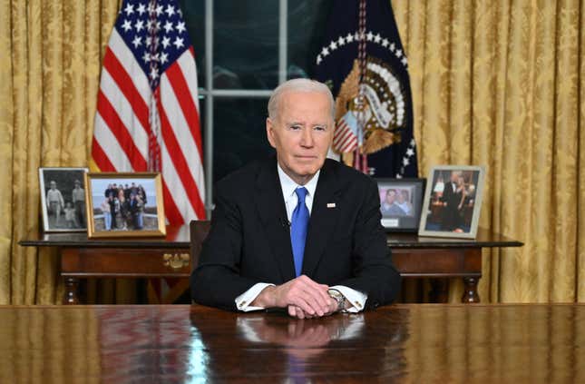 Le président Joe Biden regarde après avoir prononcé son discours d’adieu à la nation depuis le bureau ovale de la Maison Blanche le 15 janvier 2025 à Washington, DC.