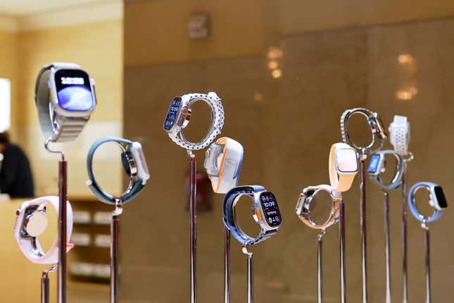 Relógios Apple em exposição.