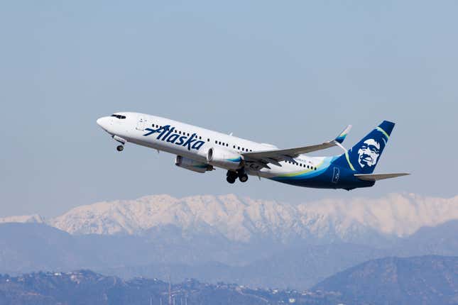 Ein Flugzeug der Alaska Airlines