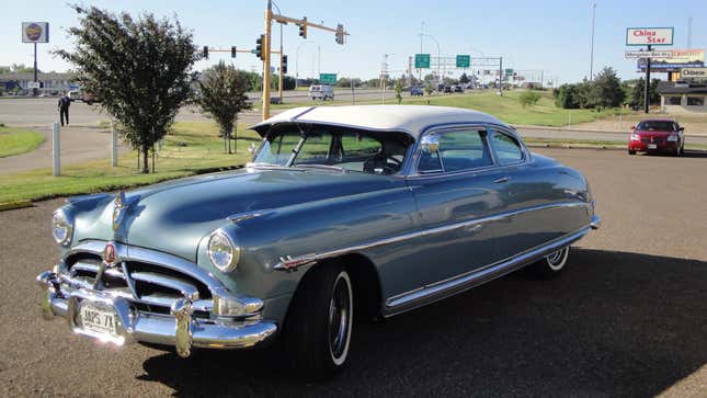 Eine Hudson Hornet von 1952 auf einem Parkplatz