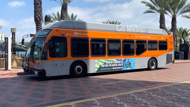 Un LA Metro bus, un futur agent du stationnement