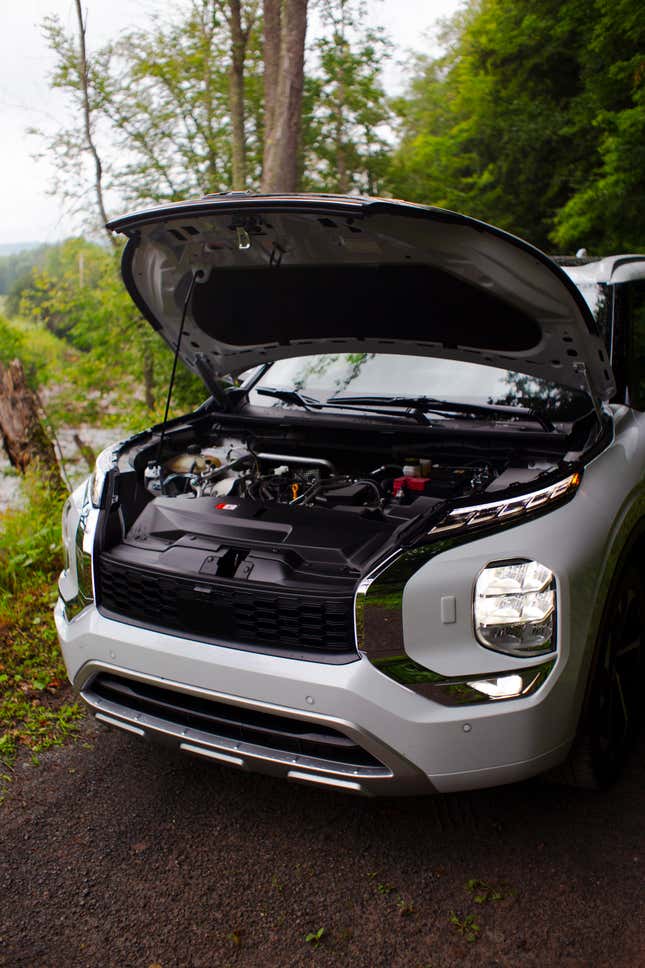 Image for article titled I Have No Idea How The Mitsubishi Outlander Is $10,000 Cheaper Than A Kia Telluride