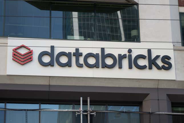 Logotipo de Databricks en un edificio