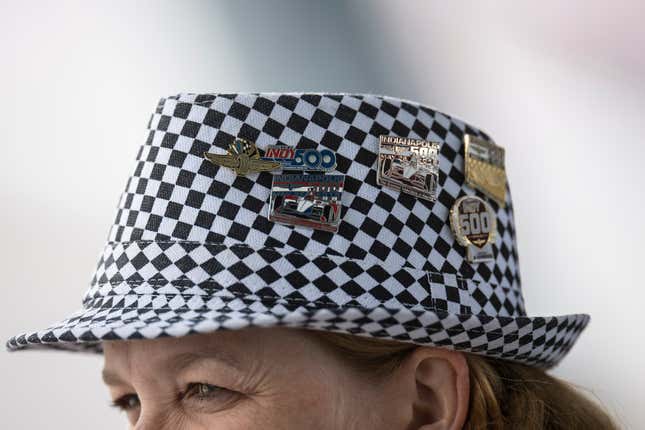 Una vista detallada de los alfileres en la gorra de un fanático durante la 107ª carrera de las 500 Millas de Indianápolis en el Indianápolis Motor Speedway el 28 de mayo de 2023 en  Indianápolis, Indiana