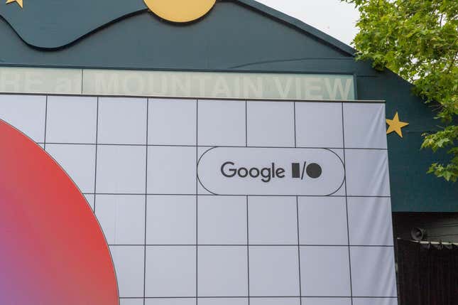 Le logo de la conférence des développeurs Google I/O peut être vu sur le lieu. 