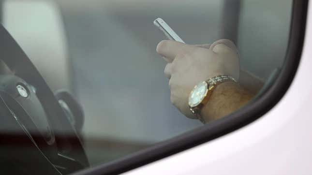 Image for article titled Cell Phone Use In Cars Went Up During The Pandemic And Never Went Back Down