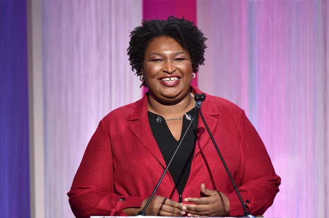 Die Politikerin Stacey Abrams spricht auf der Bühne während der „Power 100 Women in Entertainment“ des Hollywood Reporter in den Milk Studios am 11. Dezember 2019 in Hollywood, Kalifornien.