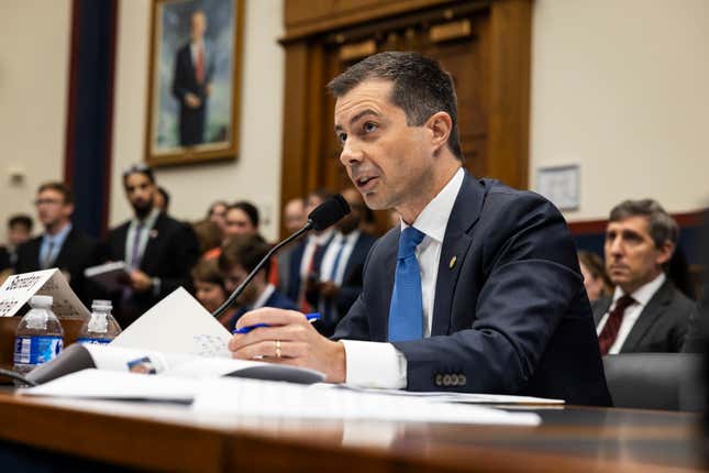 US-Verkehrsminister Pete Buttigieg sagt am 27. Juni 2024 vor dem Verkehrs- und Infrastrukturausschuss des Repräsentantenhauses im US-Kapitol in Washington, DC aus