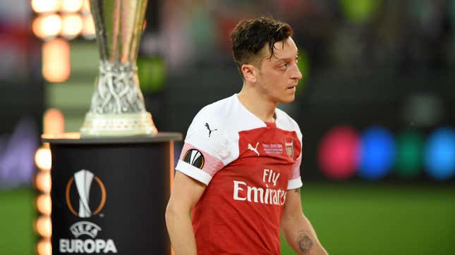 Image for article titled Mesut Özil Has Become Arsenal&#39;s Most Expensive Liability