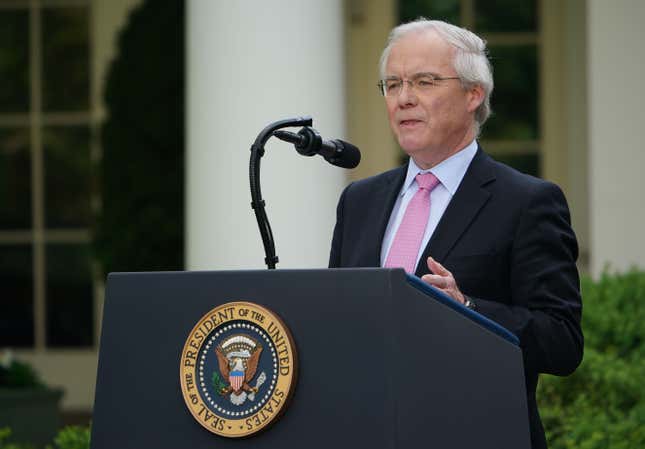 Le PDG de Kroger, Rodney McMullen, s’exprime lors d’une conférence de presse dans la roseraie de la Maison Blanche à Washington, DC, le 27 avril 2020. 