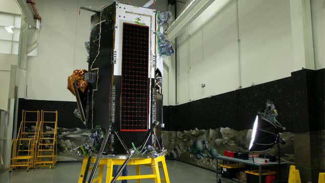 مركبة الهبوط القمرية Nova-C من شركة Intuitive Machines في منشأة الشركة في هيوستن.