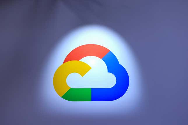 Almanya'nın Hannover kentinde düzenlenen Hannover Messe 2024 ticaret fuarındaki standında bulunan Google Cloud logosu.