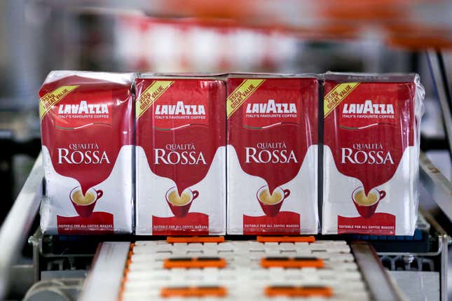 Des paquets de café Lavazza se déplacent le long de la chaîne de production à Turin, en Italie. 