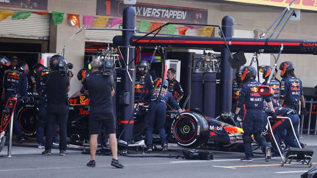 Das Auto des mexikanischen Fahrers Sergio Perez von Red Bull Racing wird von Mechanikern zurück in die Garage geschoben, nachdem es am 29. Oktober 2023 beim Start des Formel-1-Grand-Prix von Mexiko auf der Rennstrecke Hermanos Rodriguez in Mexiko-Stadt verunglückt ist. 