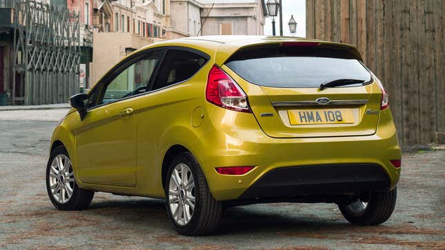 Una foto de un Ford Fiesta hatchback dorado. 