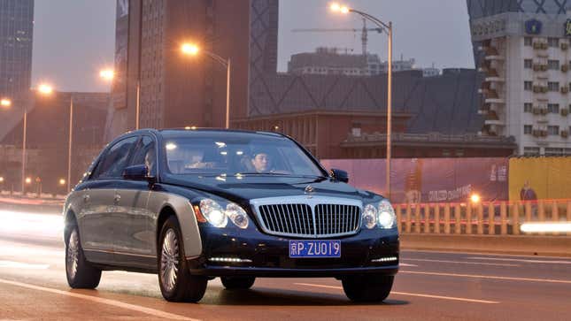 Une photo d’une berline Maybach conduisant la nuit. 