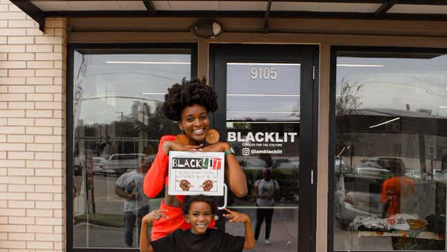 Image de l'article intitulé Une femme du Texas obligée de fermer sa librairie après avoir été menacée par un harceleur