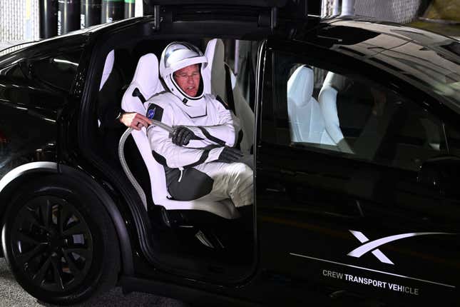 SpaceX Dragon Crew-6-Kommandant Stephen Bowen besteigt ein Tesla-Transportfahrzeug.