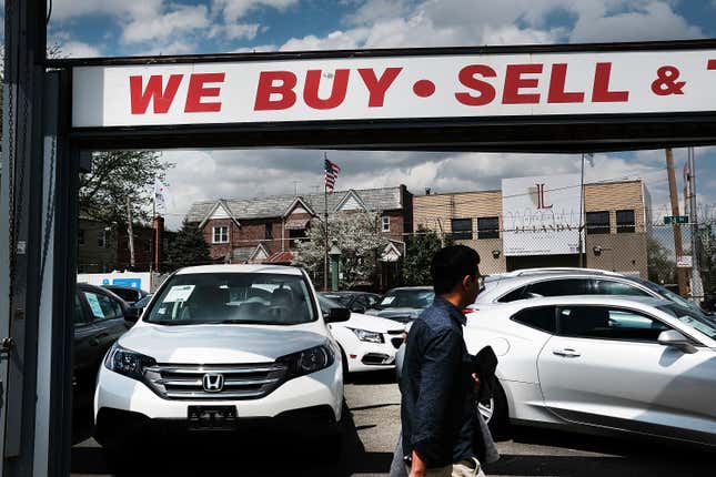  Ein Mann geht am 2. Mai 2017 in New York City an zum Verkauf stehenden Autos bei einem Autohaus in Queens vorbei.