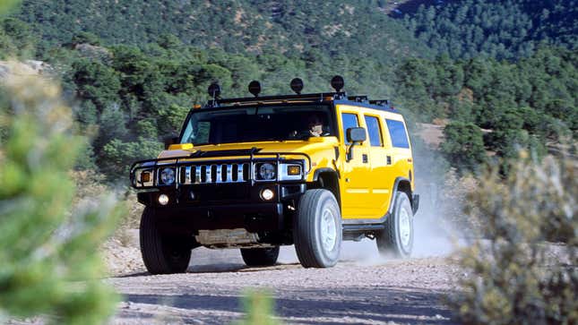 Una foto de un Hummer H2 amarillo. 