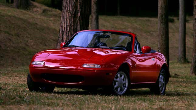 Une photo d’une voiture de sport Mazda Miata rouge. 