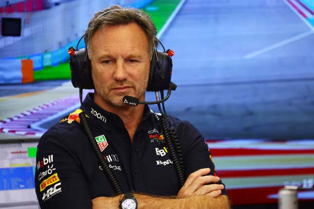 El director del equipo Oracle Red Bull Racing, Christian Horner, observa en el Pitlane durante el segundo día de las pruebas de F1 en el circuito internacional de Bahrein en febrero 22, 2024 en Bahréin, Bahréin