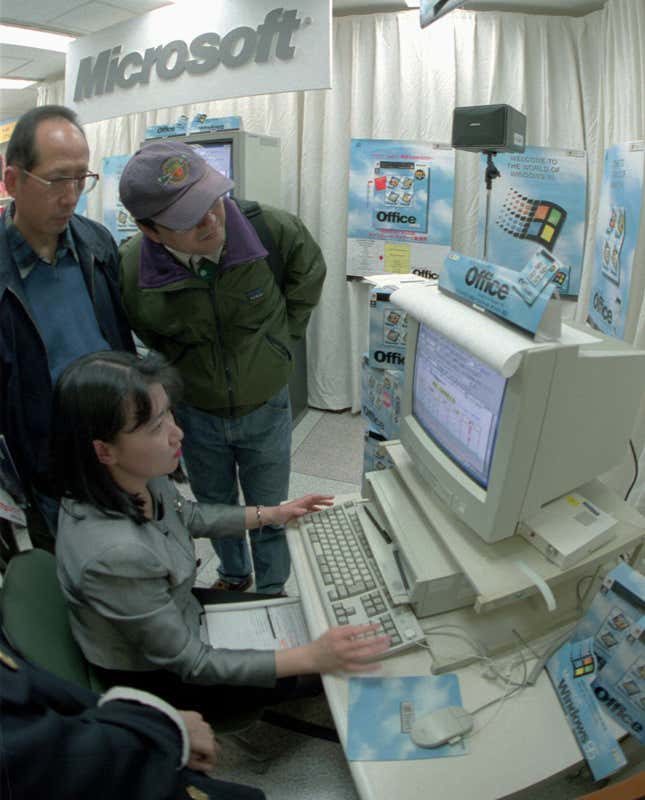 Image for article titled Photos: Scenes from the worldwide frenzy of Microsoft’s Windows 95 release