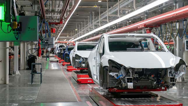 Ein Foto von Tesla-Autos, die in einer Fabrik gebaut werden. 